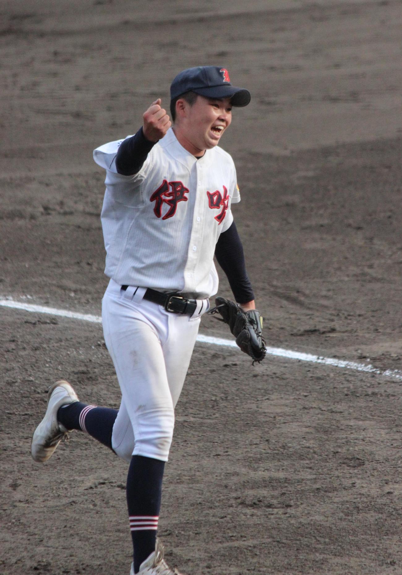 滋賀学園戦で11回を150球完投勝利した伊吹・福井（撮影・柏原誠）