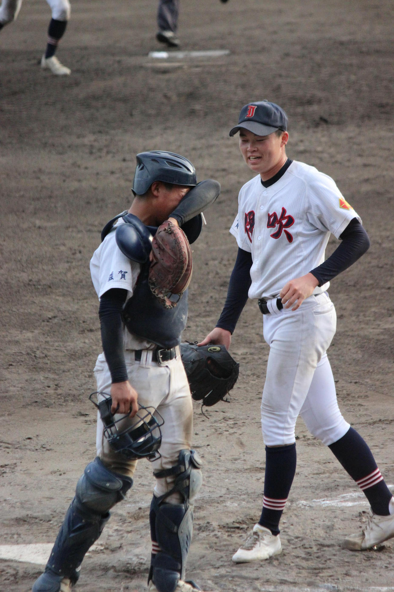 伊吹対滋賀学園　延長11回、150球完投して笑顔の伊吹・福井（右）と涙の北川＝2022年7月11日（撮影・柏原誠）