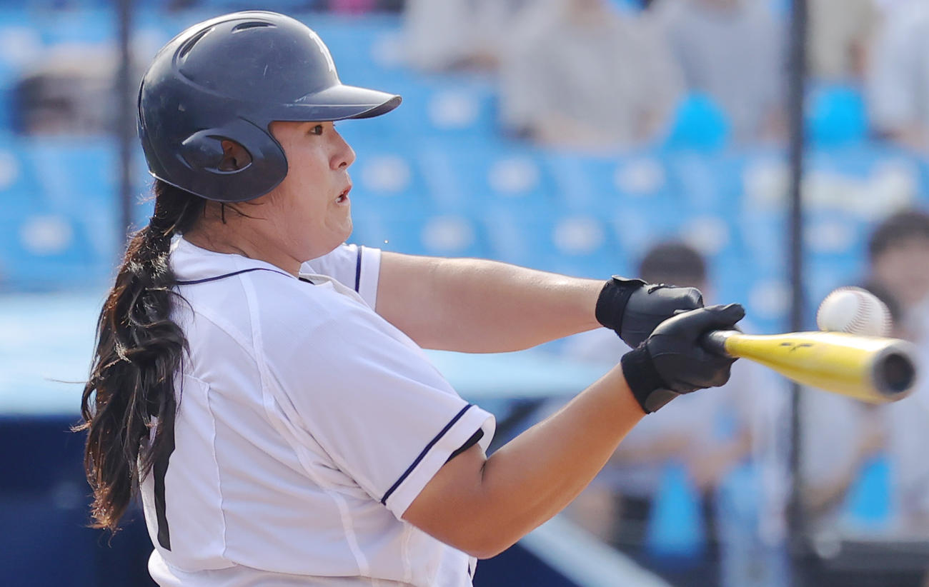 富士対明大中野　5回表富士1死満塁、三邪犠飛を放つ山下。ヘアドネーションのため髪を伸ばしてプレーしている（撮影・野上伸悟）