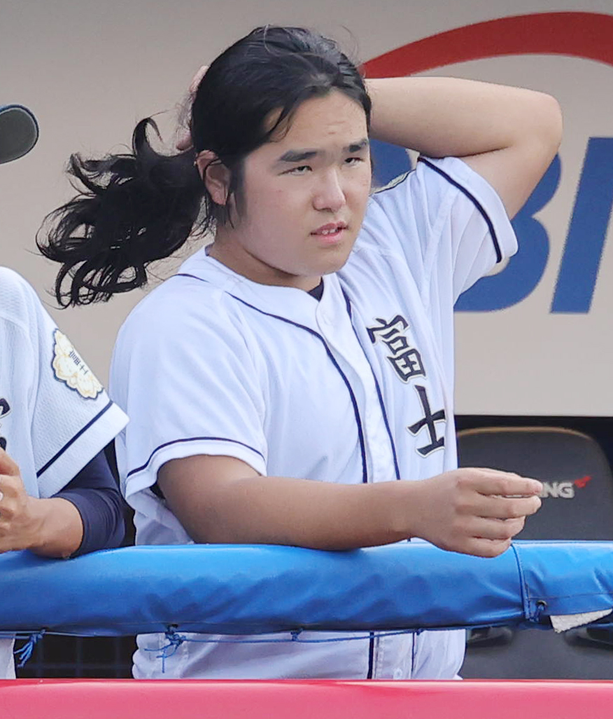 富士対明大中野　ヘアドネーションのため髪を伸ばしてプレーする富士・山下外野手（撮影・野上伸悟）