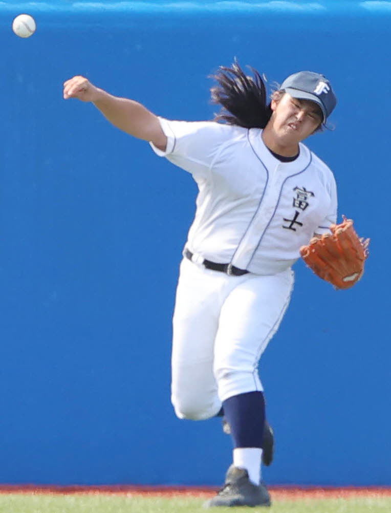 富士対明大中野　ヘアドネーションのため髪を伸ばしてプレーする富士・山下外野手（撮影・野上伸悟）