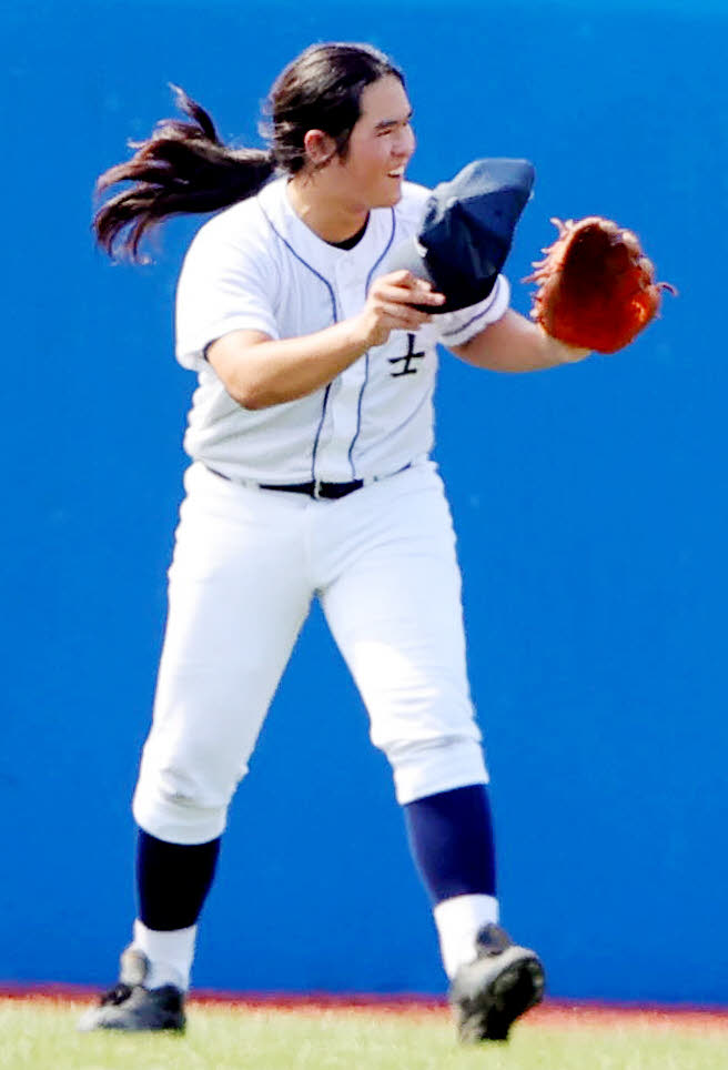 富士対明大中野　ヘアドネーションのため髪を伸ばしてプレーする富士・山下外野手（撮影・野上伸悟）
