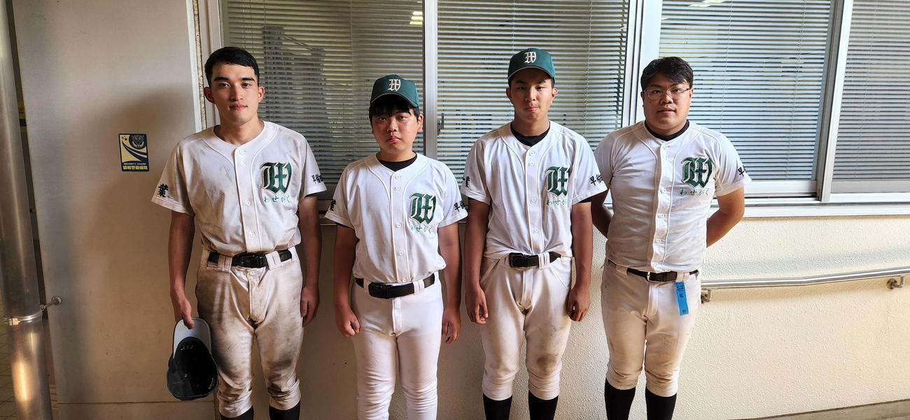 大差で敗れたものの、試合後はすっきりとした表情をみせたわせがくの、左から前田、飯島、黒川、田村監督（撮影・保坂淑子）