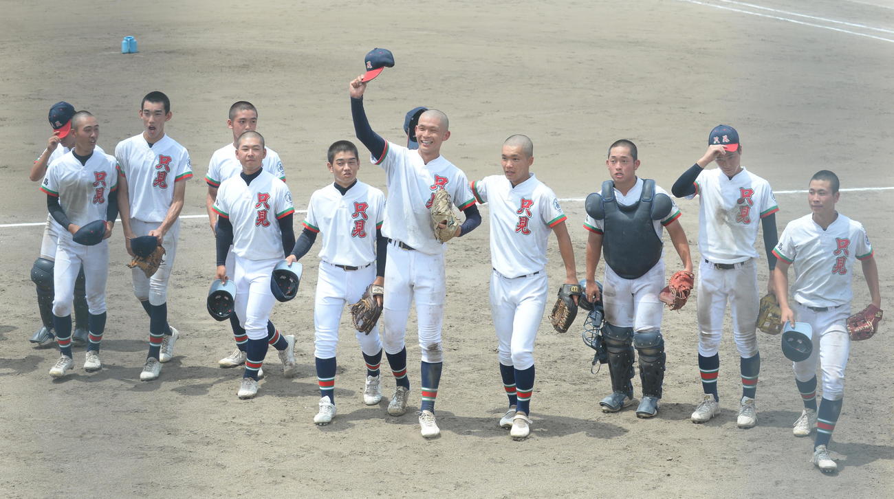 夏の初戦を勝利し、応援席にあいさつする大竹（中央）と只見ナイン（撮影・濱本神威）