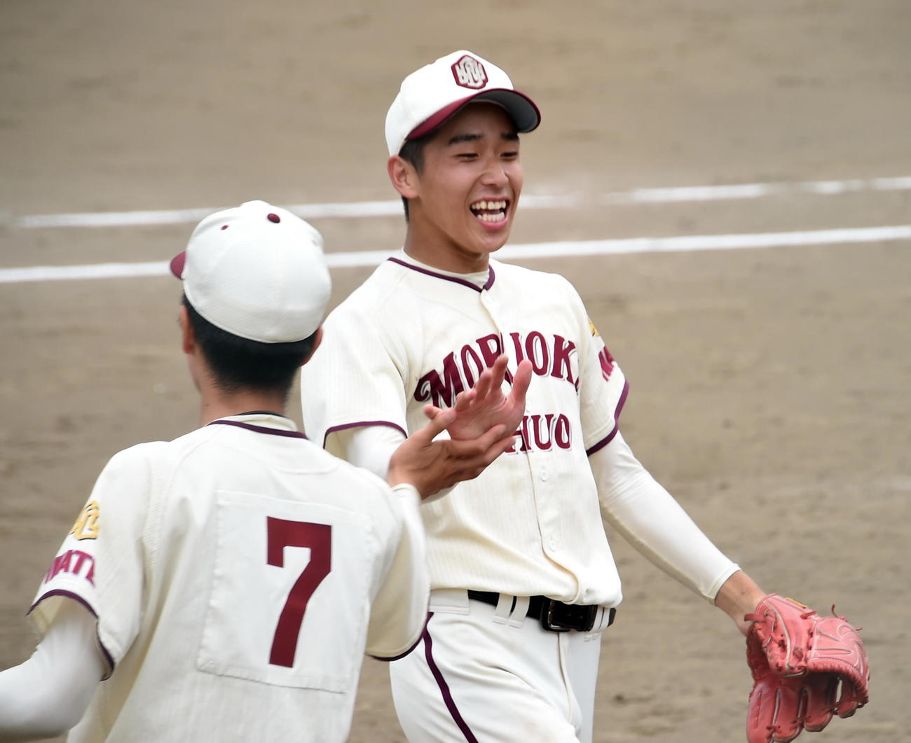 盛岡中央対江南義塾盛岡　3回表江南義塾盛岡2死、150キロ直球で三振を奪い笑顔でベンチに引き揚げる盛岡中央・斎藤（撮影・山田愛斗）