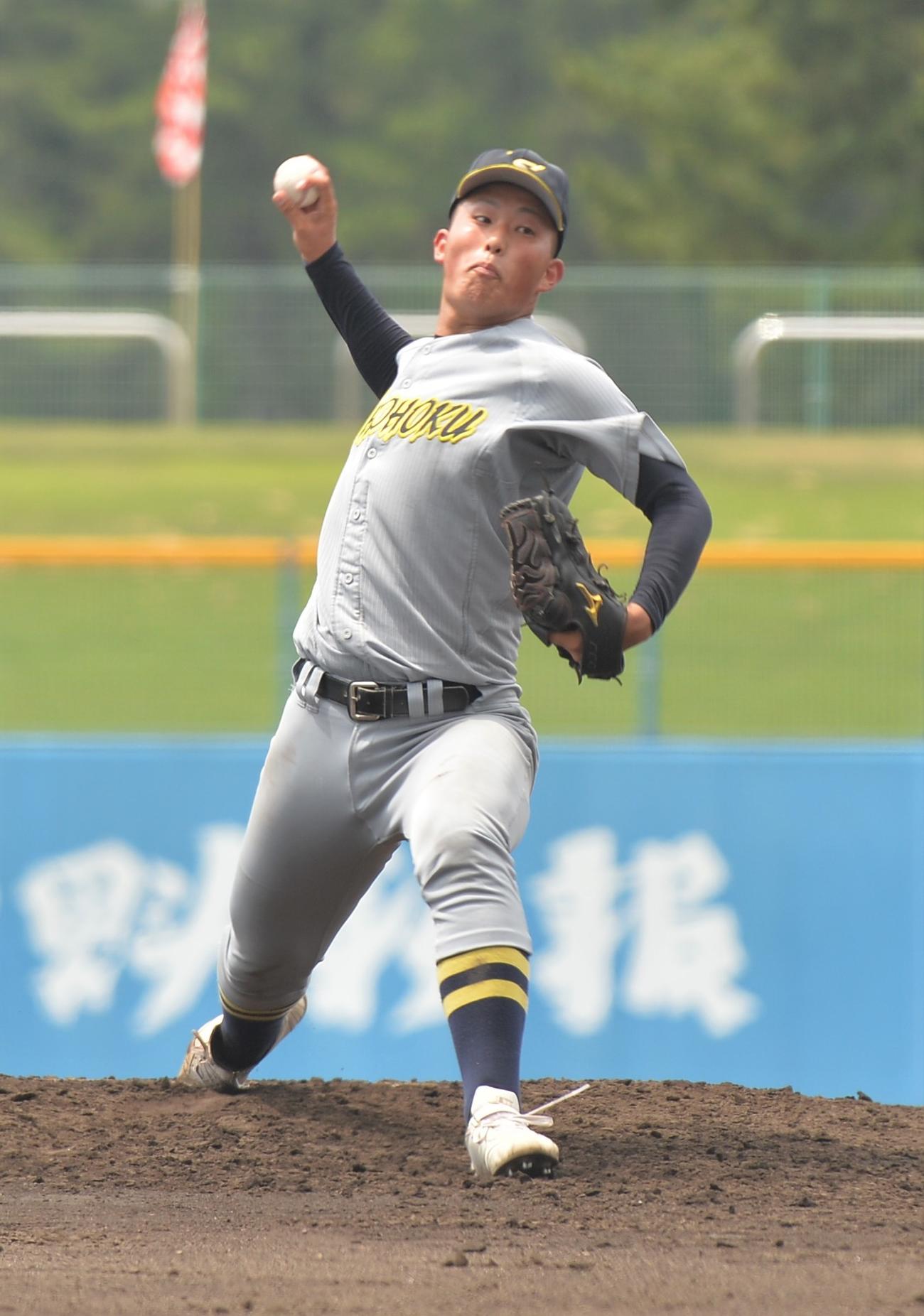 勝負球のフォークを投げ込む湯沢翔北・小南