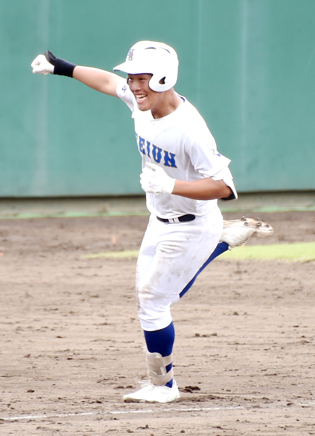 3回、左越え3点本塁打を放ち、ガッツポーズしながらダイヤンモンドを回る花北青雲・伊藤