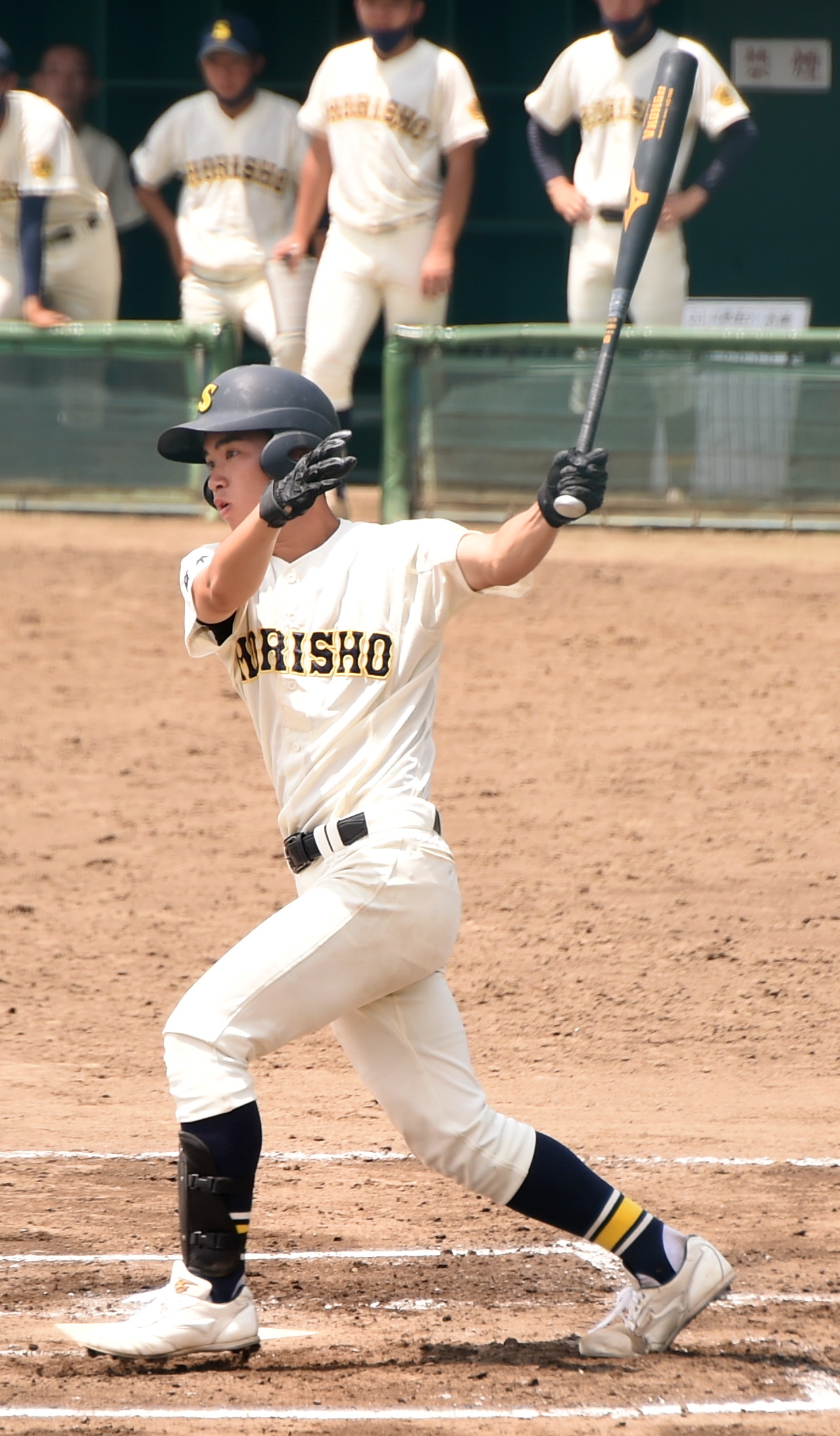 1回、3点適時二塁打を放つ盛岡商・須川