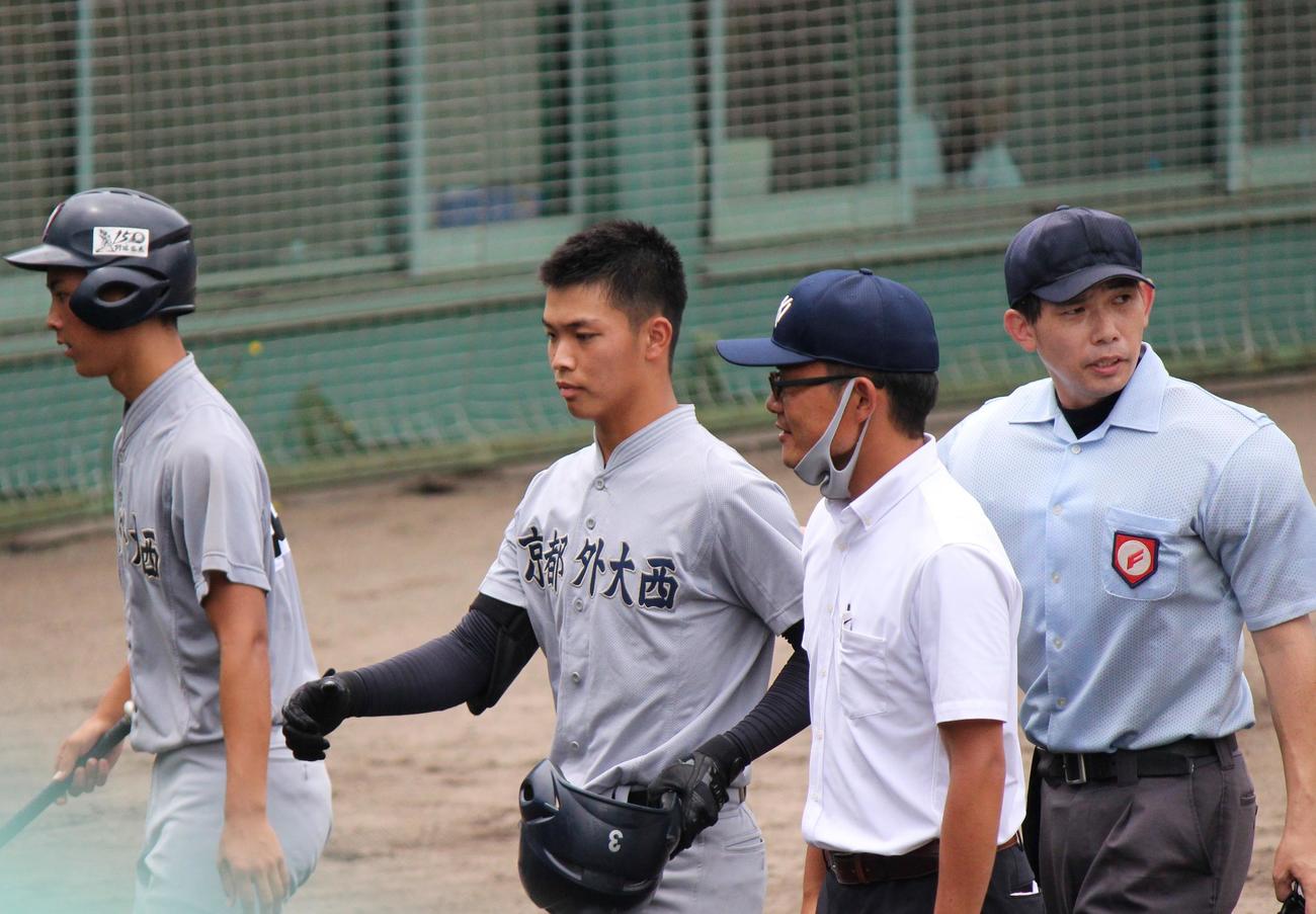 京都外大西対西城陽　3回表、頭部死球を受け臨時代走を出される京都外大西・西村（撮影・柏原誠）