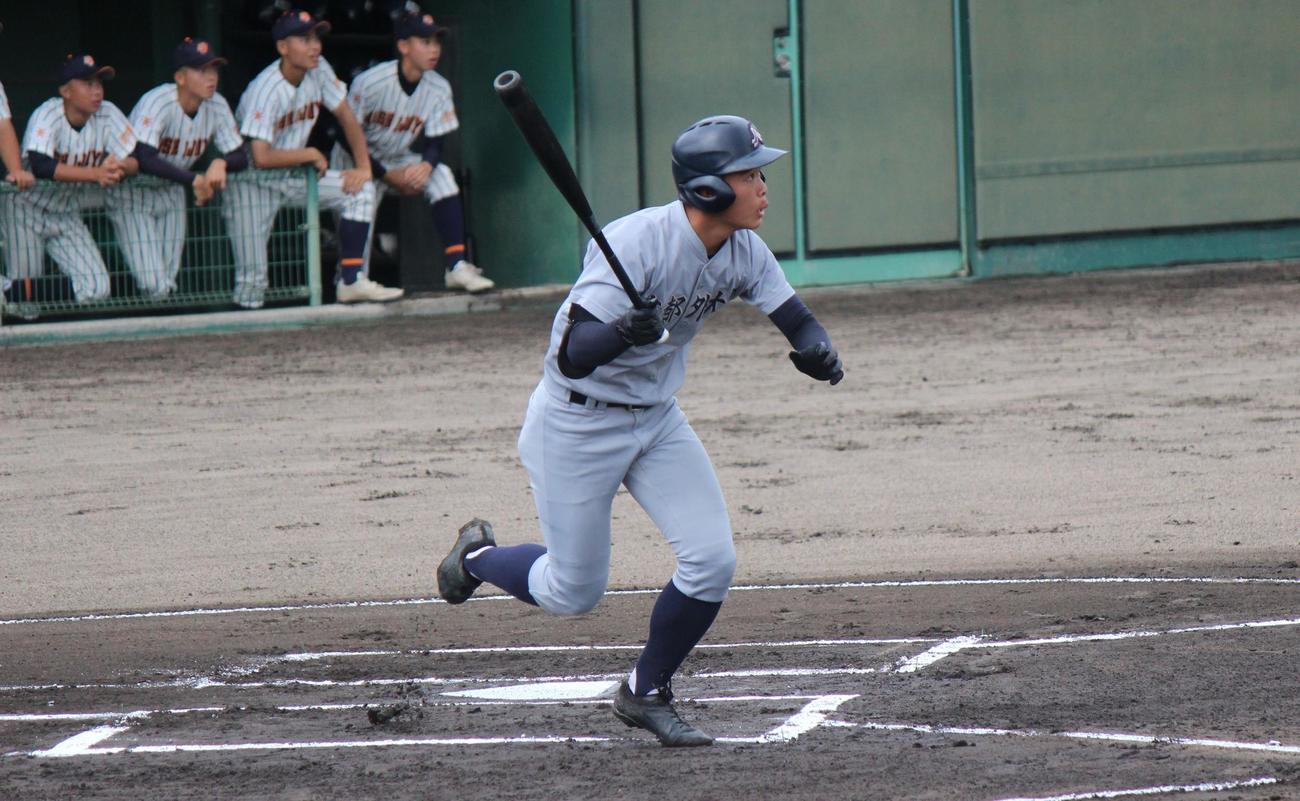 京都外大西対西城陽　1回表、123メートルの中堅フェンスぎりぎりまで飛ばす中飛を放った京都外大西・西村（撮影・柏原誠）
