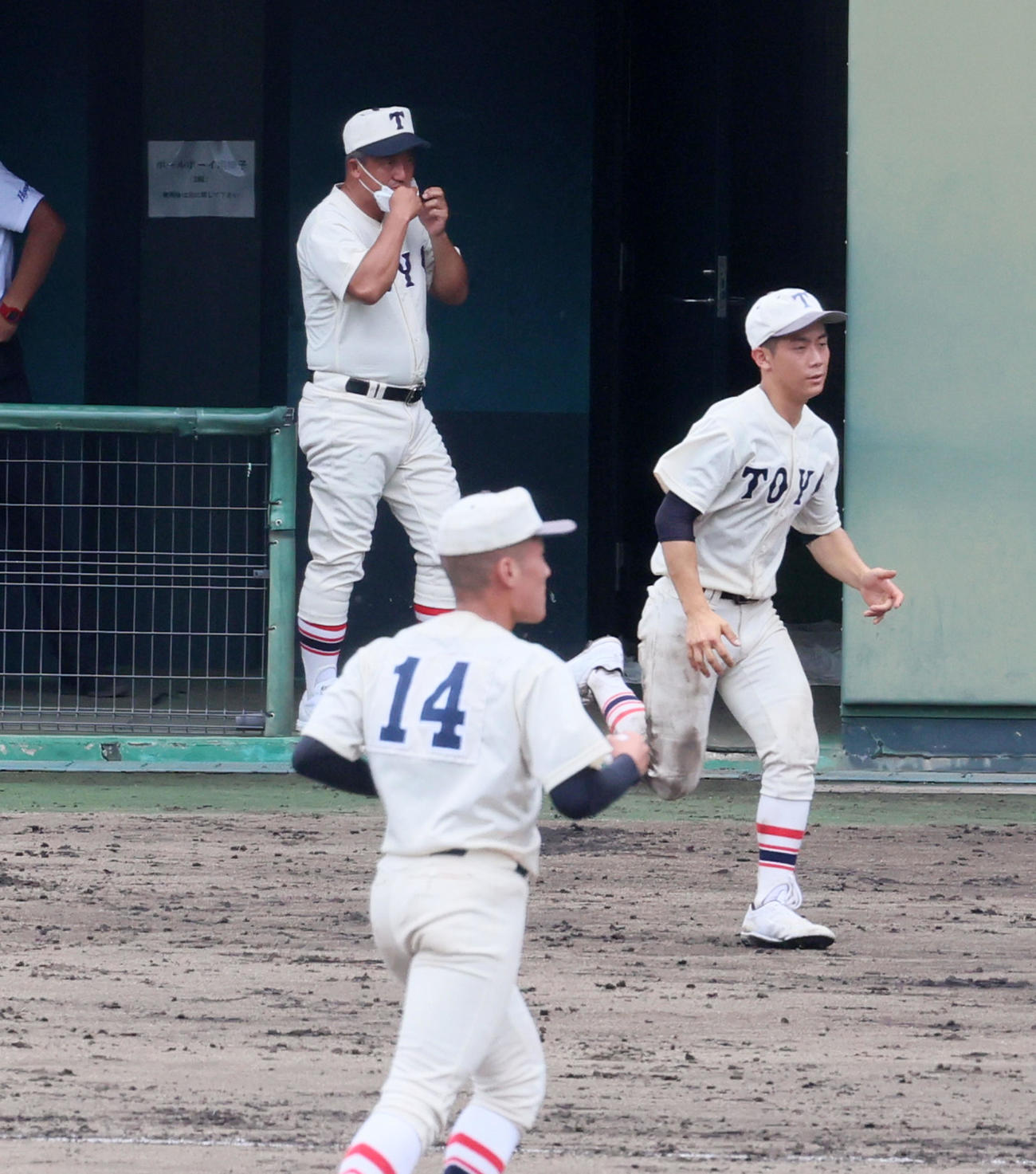灘対東洋大姫路　灘高校に勝利した東洋大姫路の岡田監督（撮影・加藤哉）