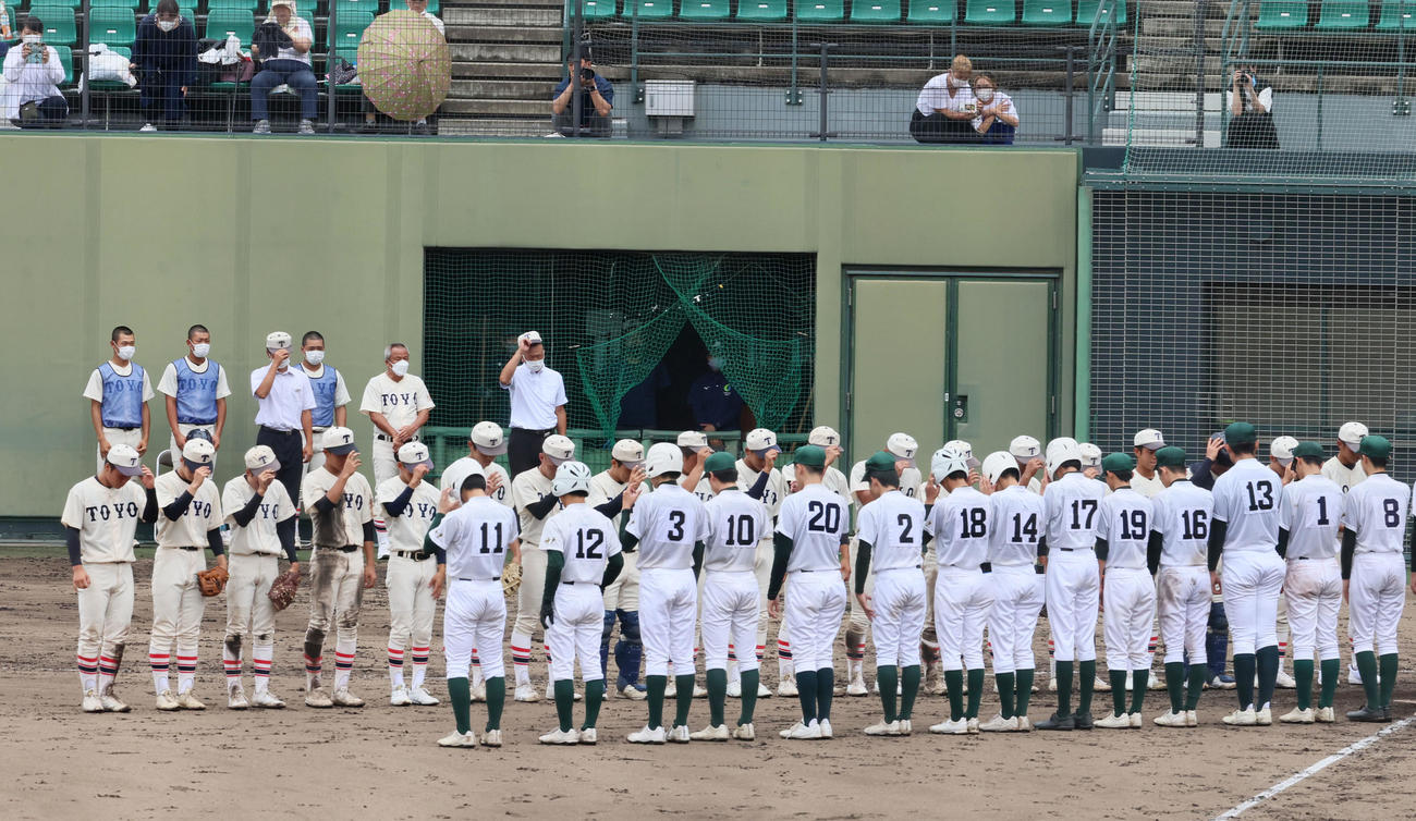 灘対東洋大姫路　灘高校に勝利した東洋大姫路ナイン。後列左から5人目は岡田龍生監督（撮影・加藤哉）
