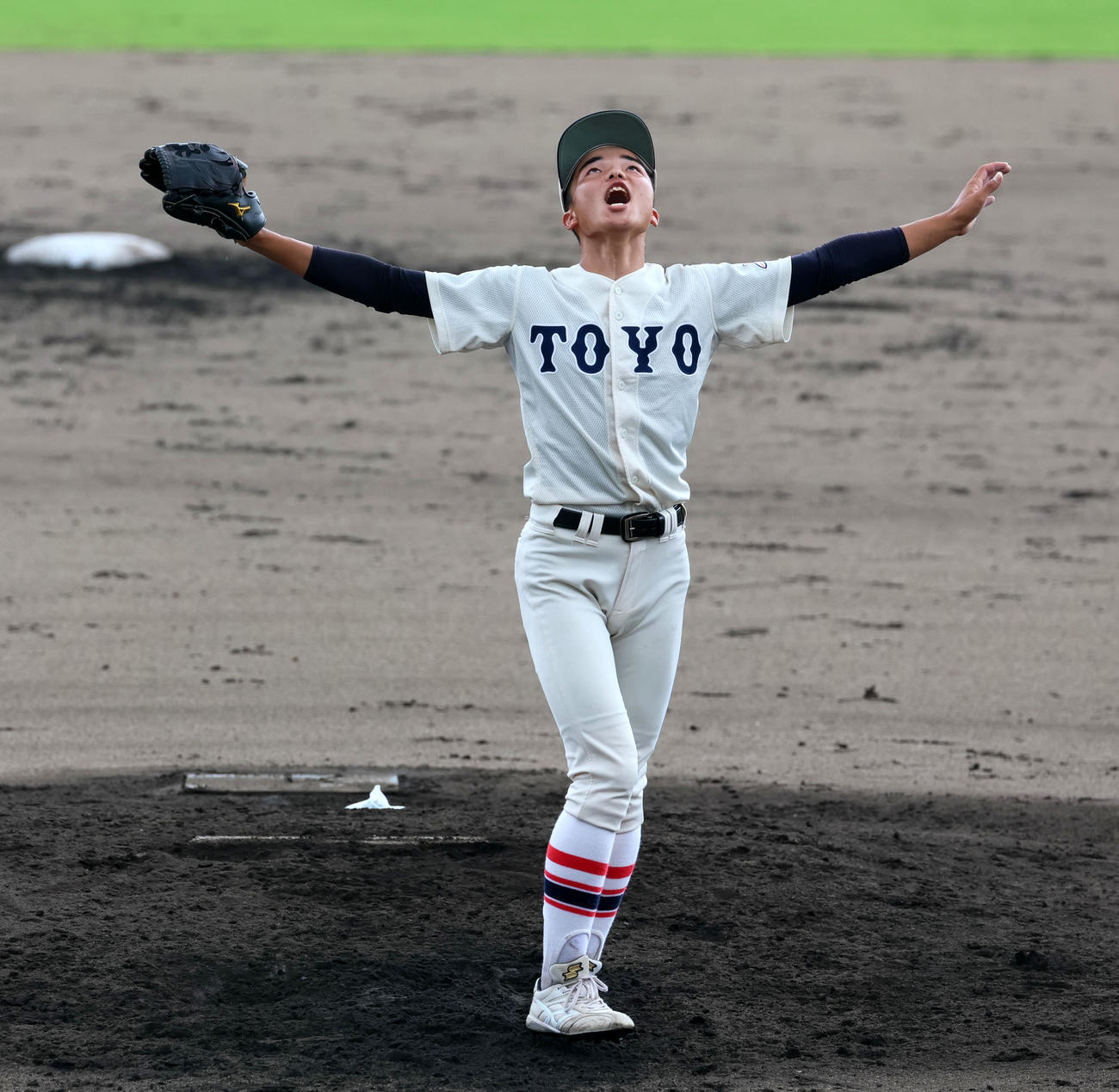 灘対東洋大姫路　4回表灘無死、東洋大姫路2番手で登板の内海は杉岡の飛球に両手を広げる（撮影・加藤哉）