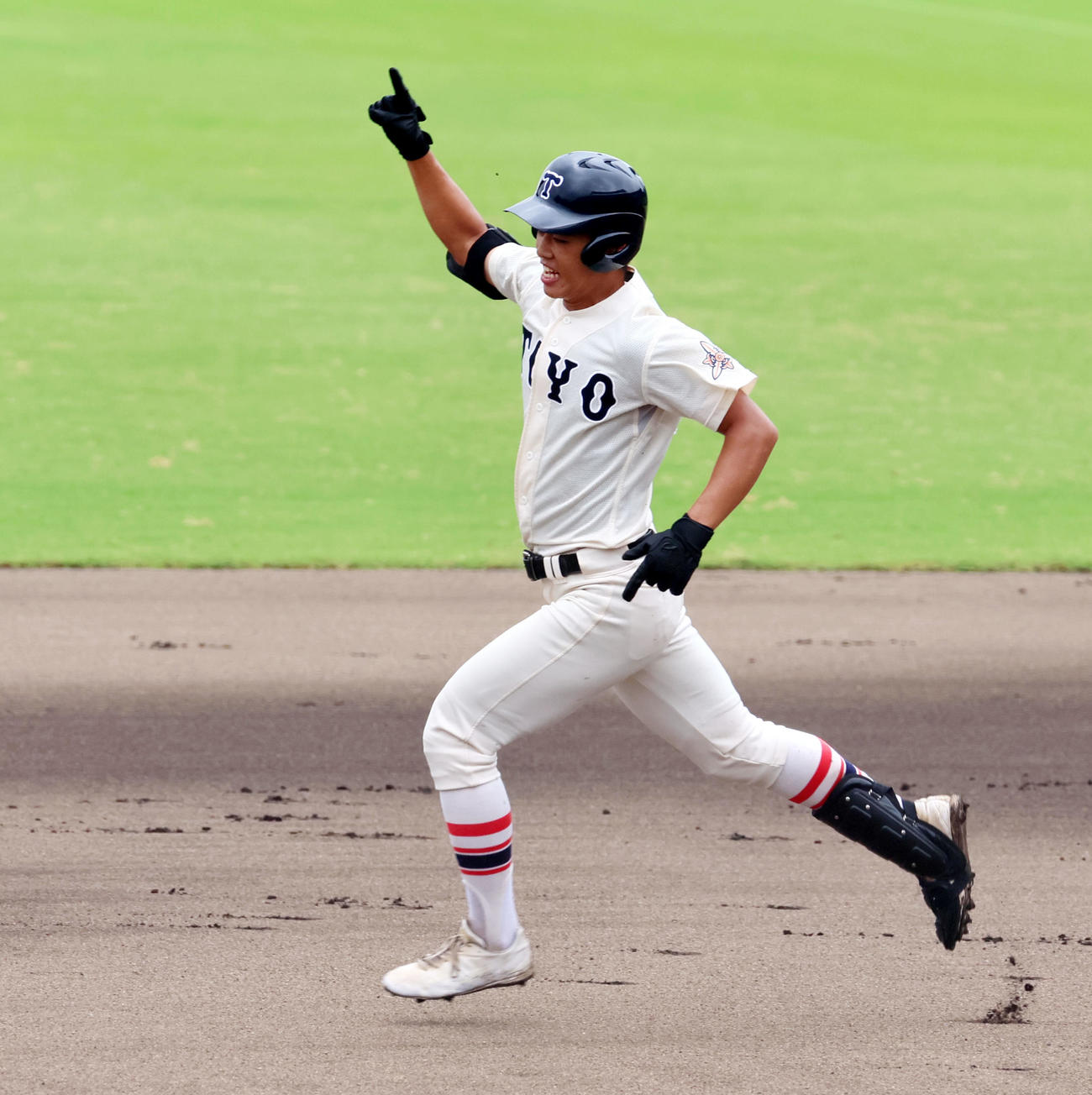灘対東洋大姫路　2回裏東洋大姫路無死、内田は右越えソロ本塁打を放ちガッツポーズを見せる（撮影・加藤哉）