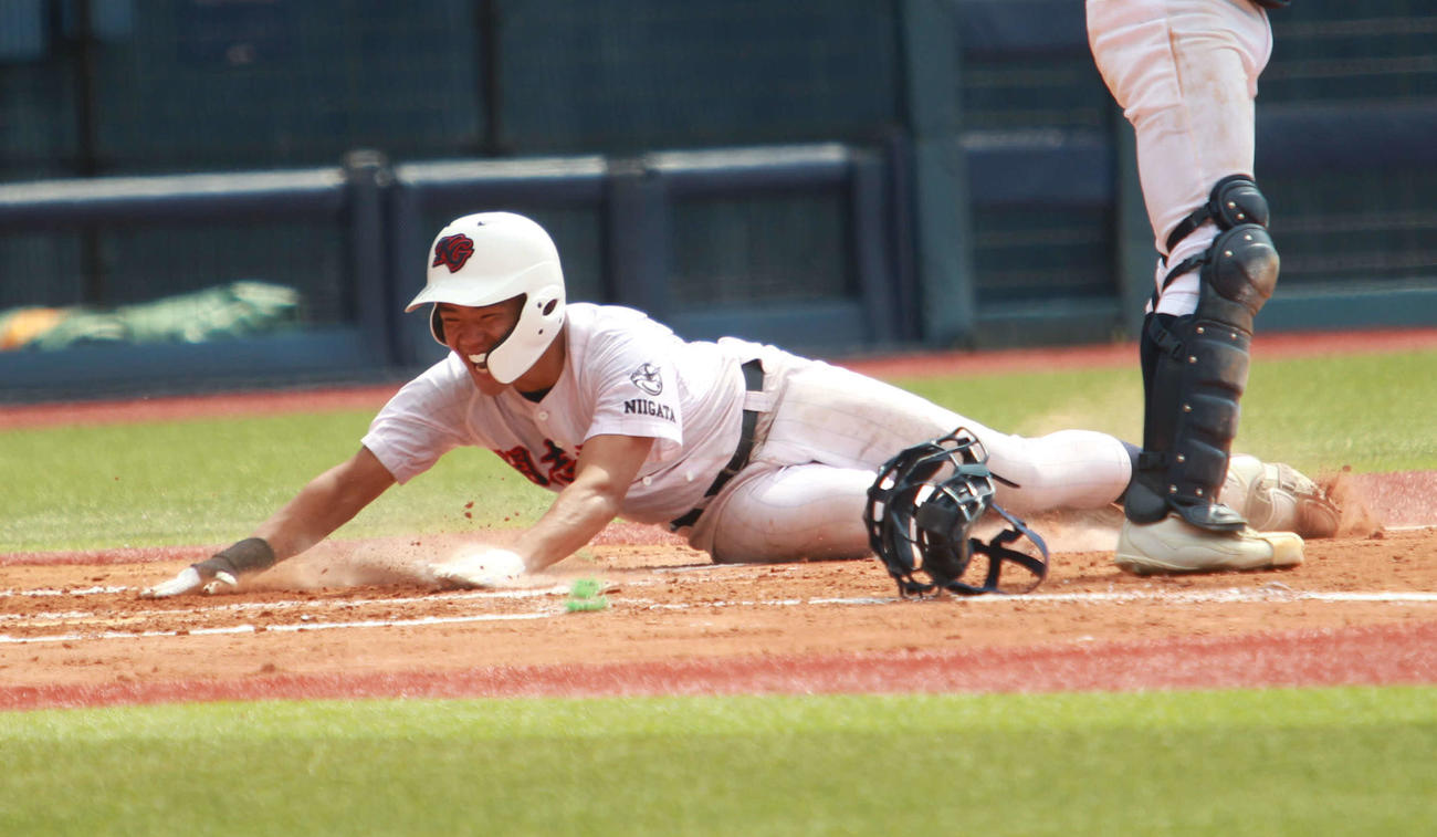 開志学園対新津南　5－0の2回2死一、二塁でランニング本塁打の開志学園・熊木は本塁にヘッドスライディング