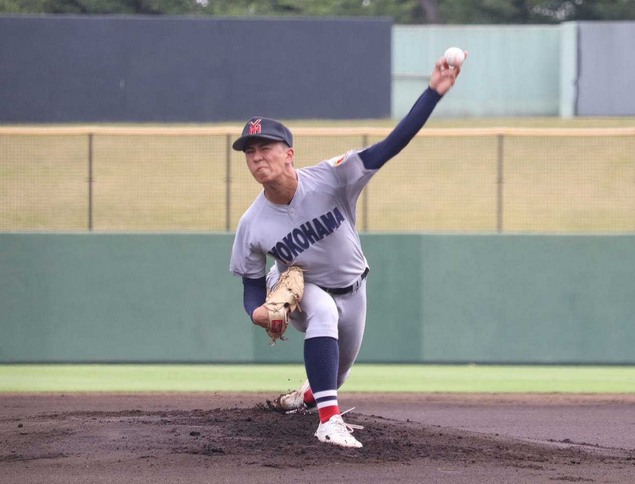 生田東対横浜　力投する横浜先発・杉山（撮影・阿部泰斉）