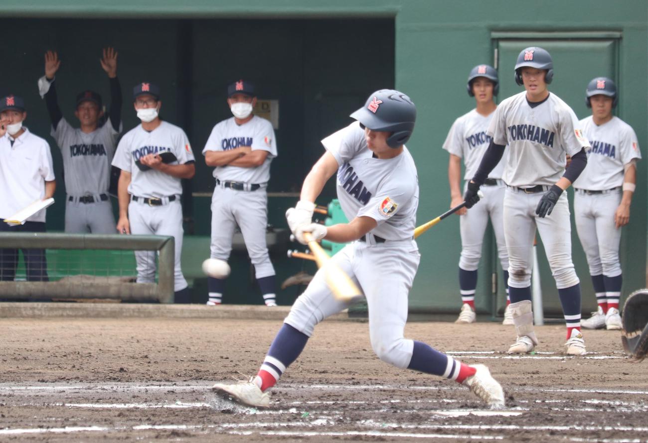生田東対横浜　2回裏横浜無死二、三塁右前2点適時打を放つ鉾丸（撮影・阿部泰斉）