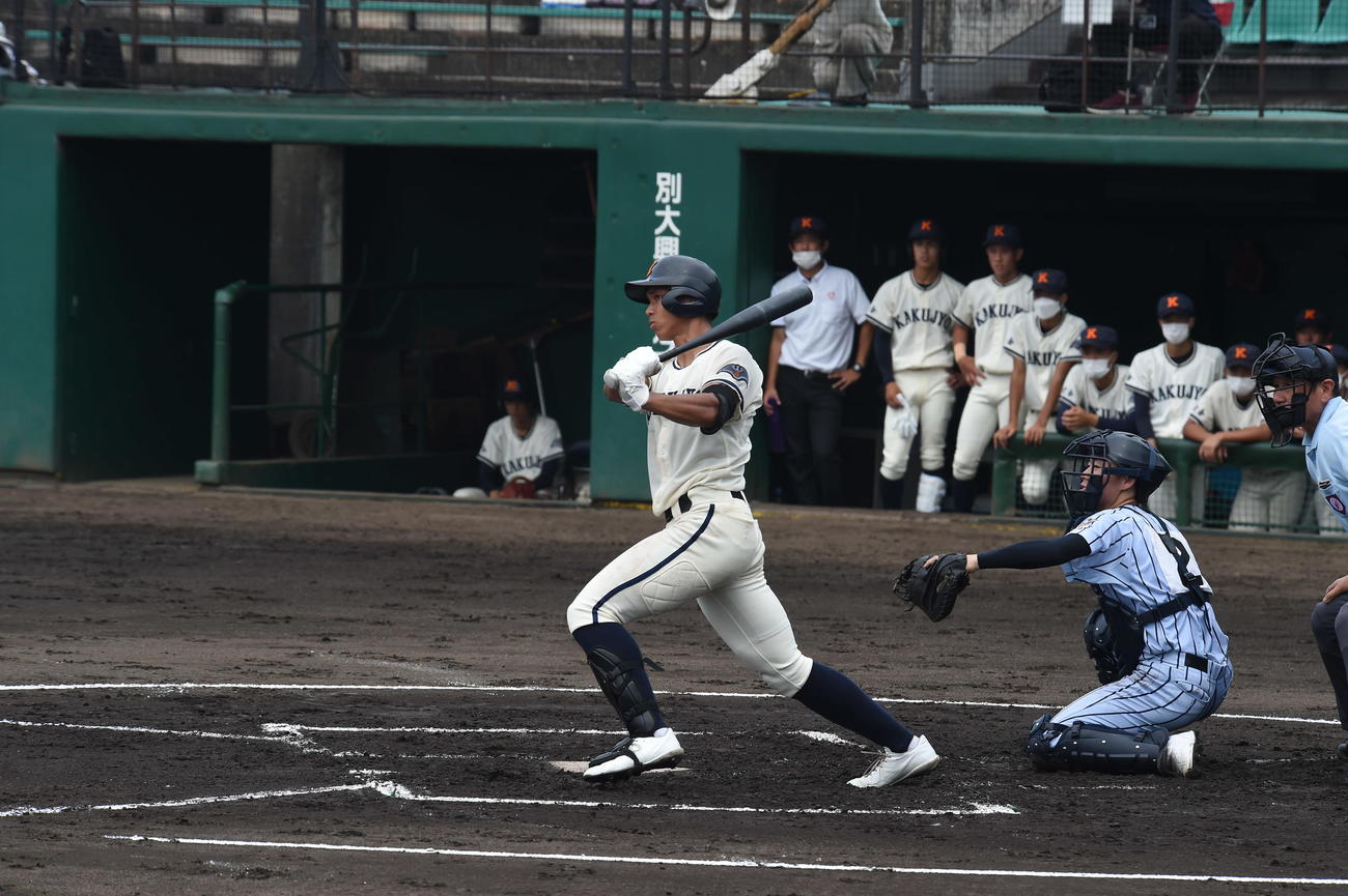 2回先頭で左翼線へ二塁打を放つ佐伯鶴城・古川雄大外野手