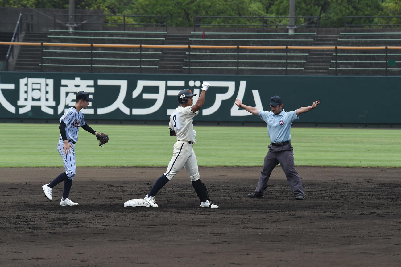 好走塁で二塁へ到達しガッツポーズする佐伯鶴城・古川雄大