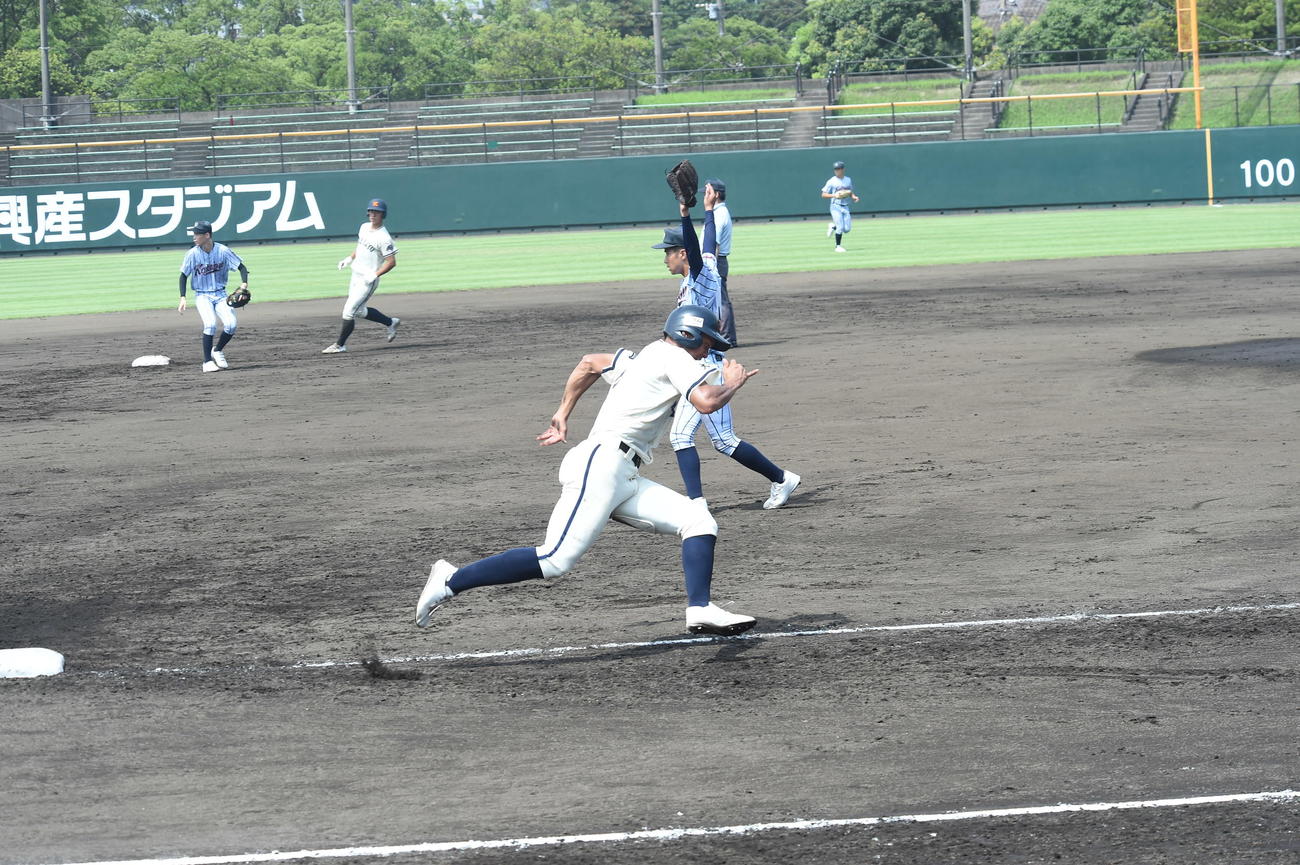 三塁を蹴り本塁を狙う佐伯鶴城・古川雄大