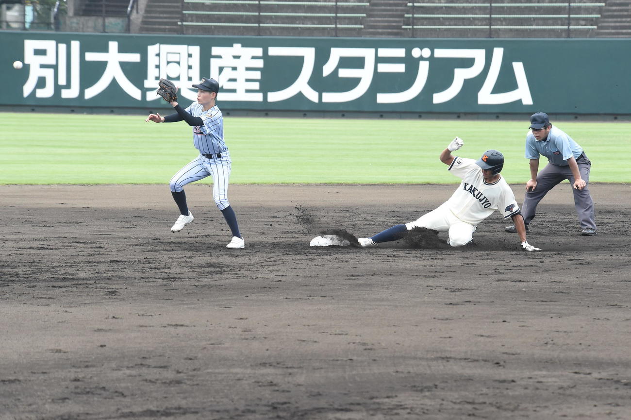 二塁へスライディングする佐伯鶴城・古川雄大