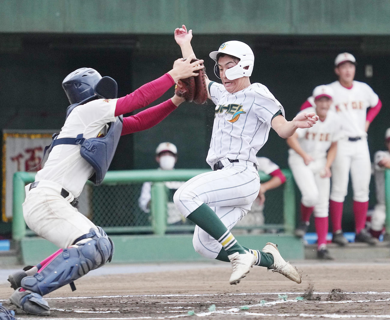 昌平対春日部共栄　6回表昌平1死二塁、佐藤の左適時打で生還する二塁走者松浦（撮影・菅敏）
