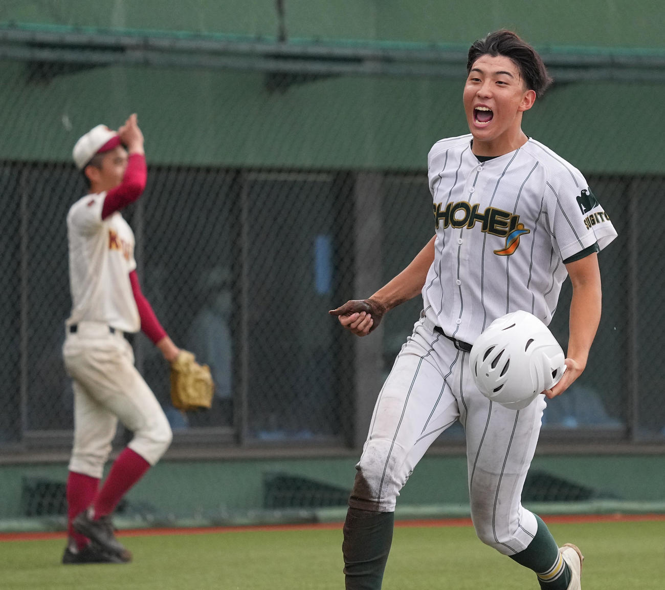 昌平対春日部共栄　6回表昌平1死二塁、佐藤の左適時打で生還し、雄たけびを上げる二塁走者松浦。左は投手広瀬（撮影・菅敏）