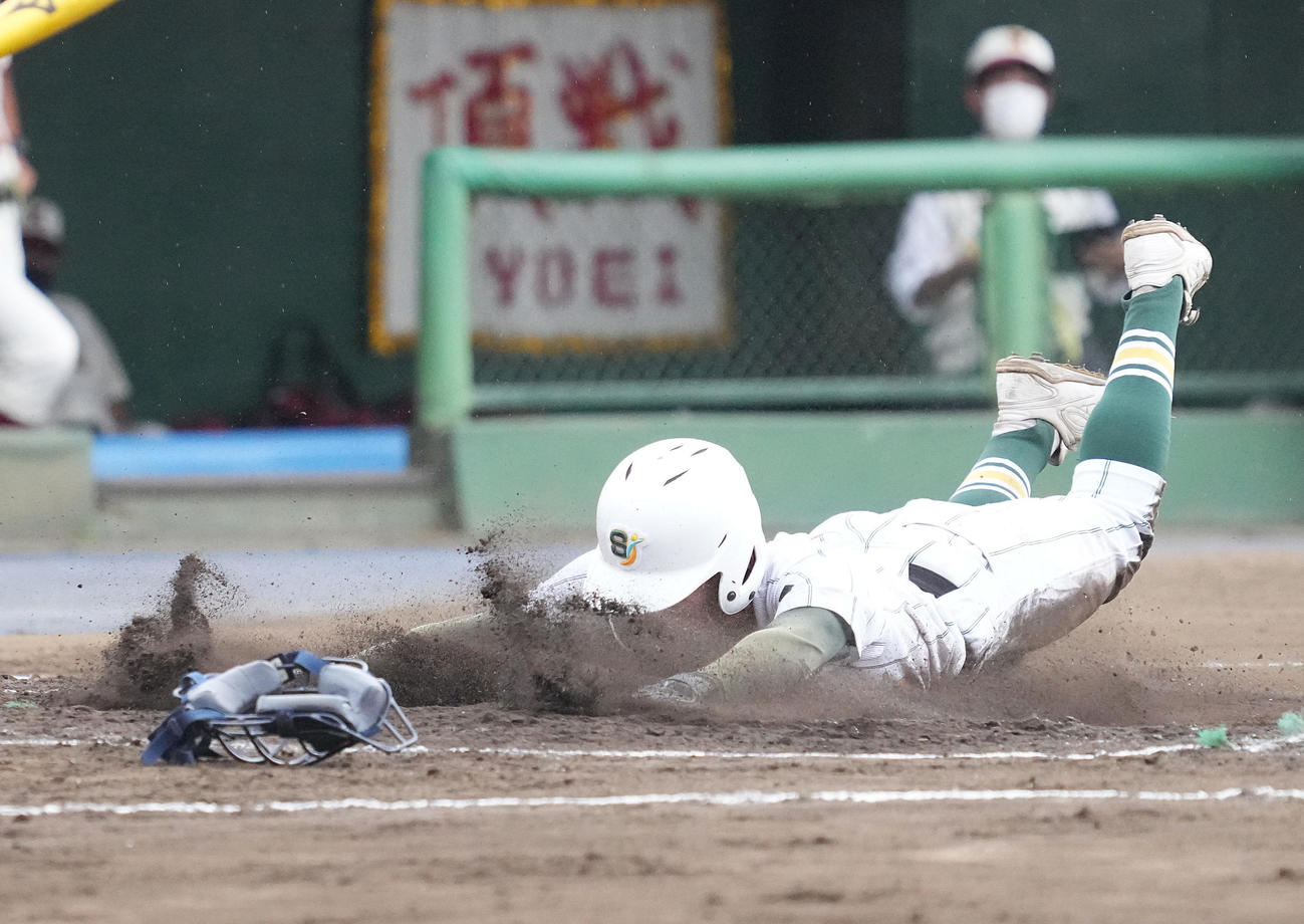 昌平対春日部共栄　6回表昌平2死満塁、小林飛の2点適時打で二塁から生還する大園（撮影・菅敏）