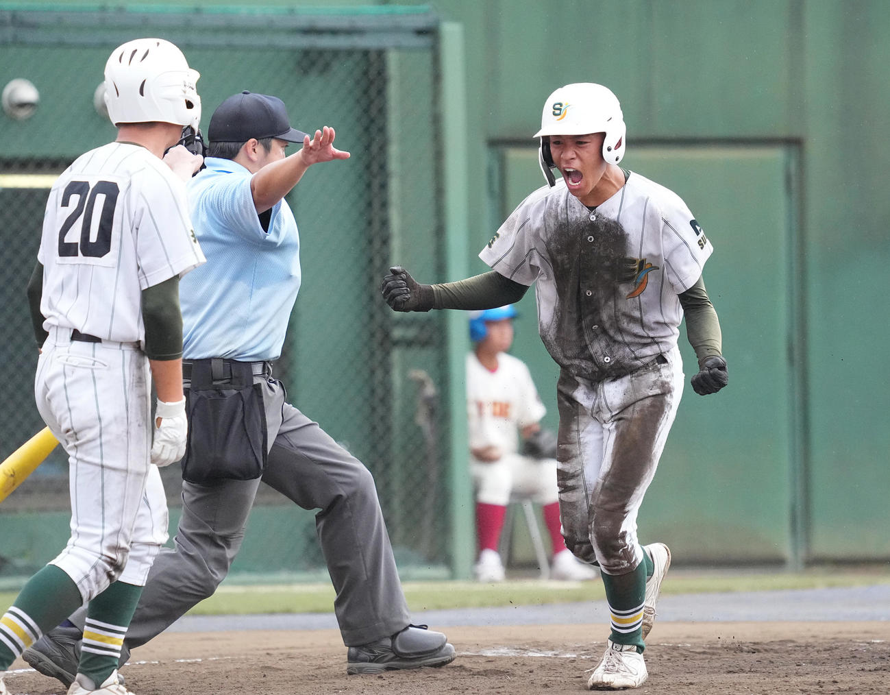 昌平対春日部共栄　6回表昌平2死満塁、小林飛の2点適時打で二塁から生還し、ガッツポーズを見せる大園（右）（撮影・菅敏）