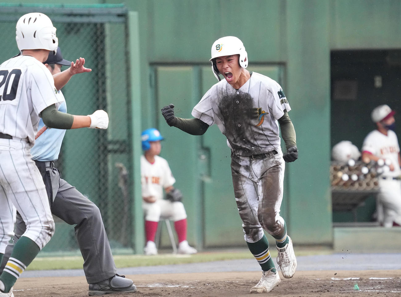 昌平対春日部共栄　6回表昌平2死満塁、小林飛の2点適時打で二塁から生還し、ガッツポーズを見せる大園（右）（撮影・菅敏）
