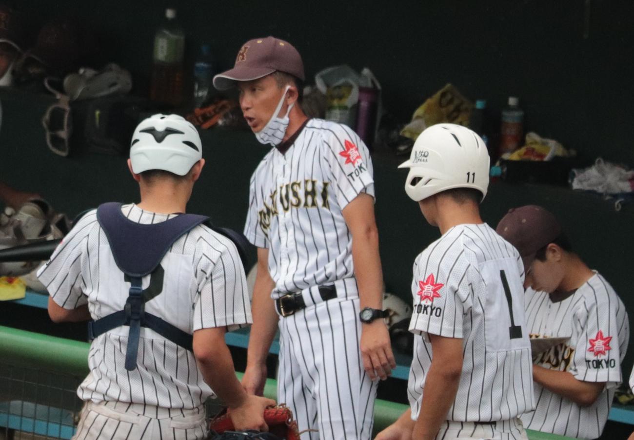 明法対国士館　5回表の守備が終わり、選手に声をかける箕野監督（撮影・藤塚大輔）