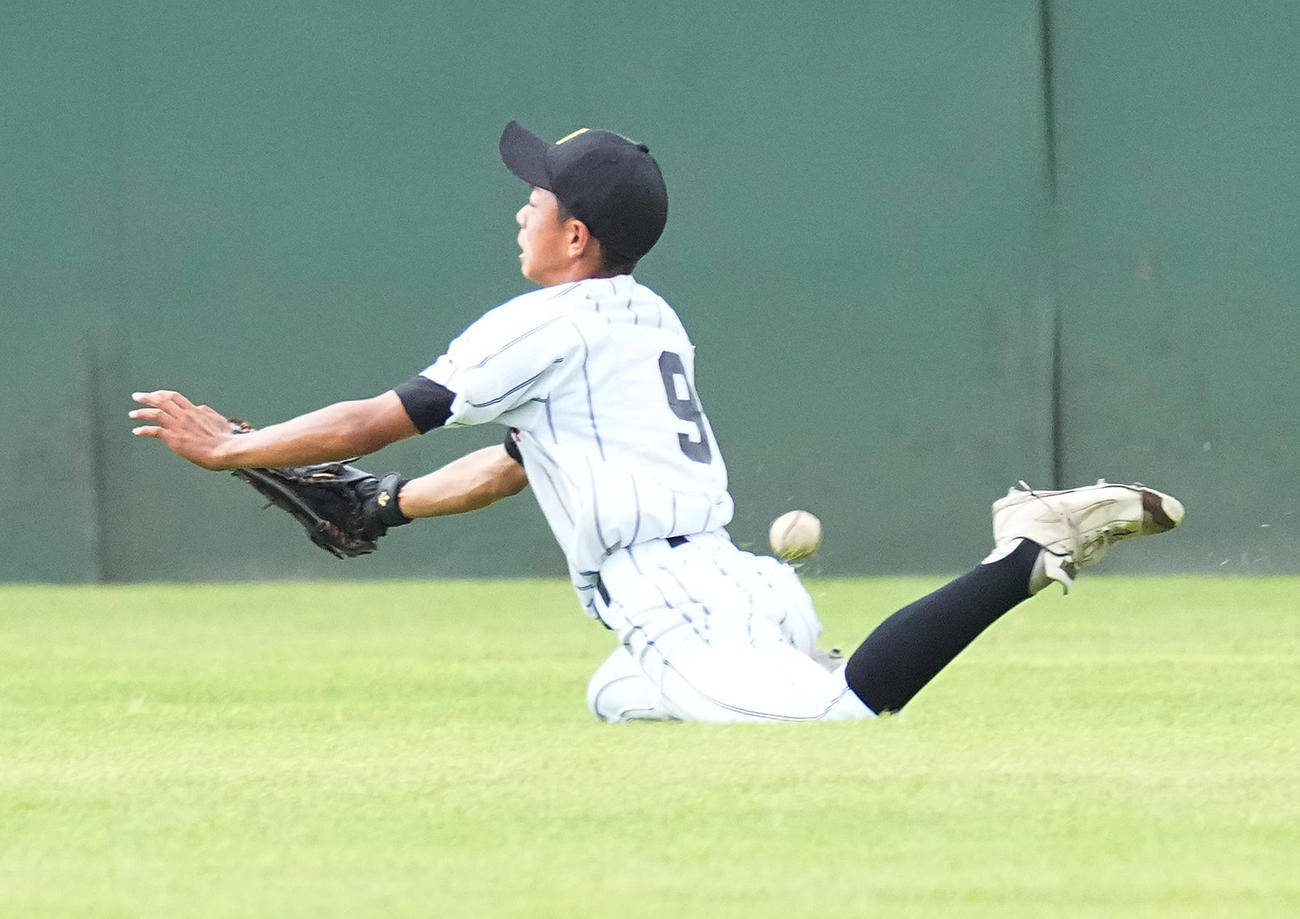 滑川総合対開智未来　5回表滑川総合2死一、三塁、服部の打球に捕り逃し2点適時二塁打とする田島（撮影・菅敏）