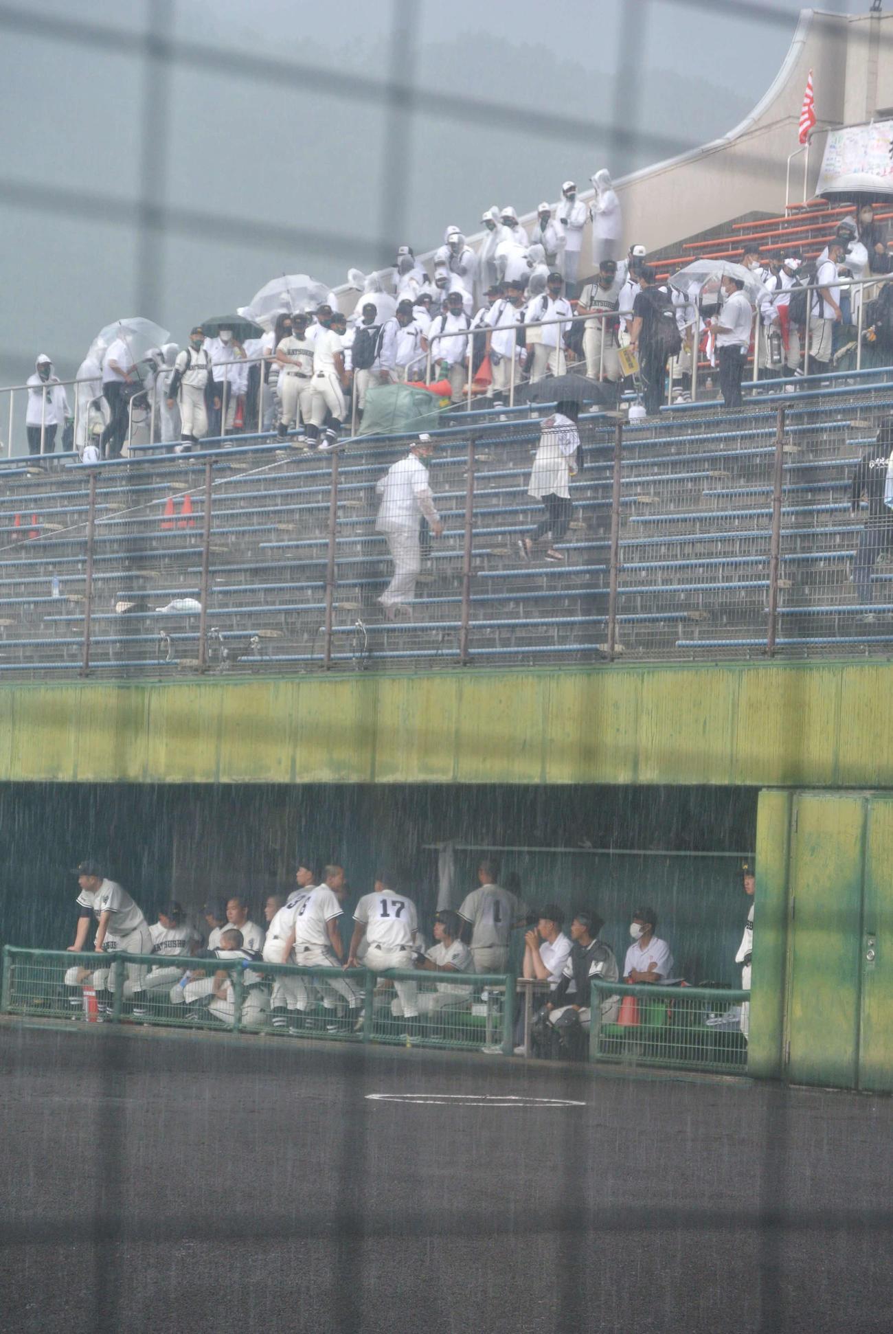 5回終了後、雷と激しい雨で試合は中断となり、観客スタンドから避難する