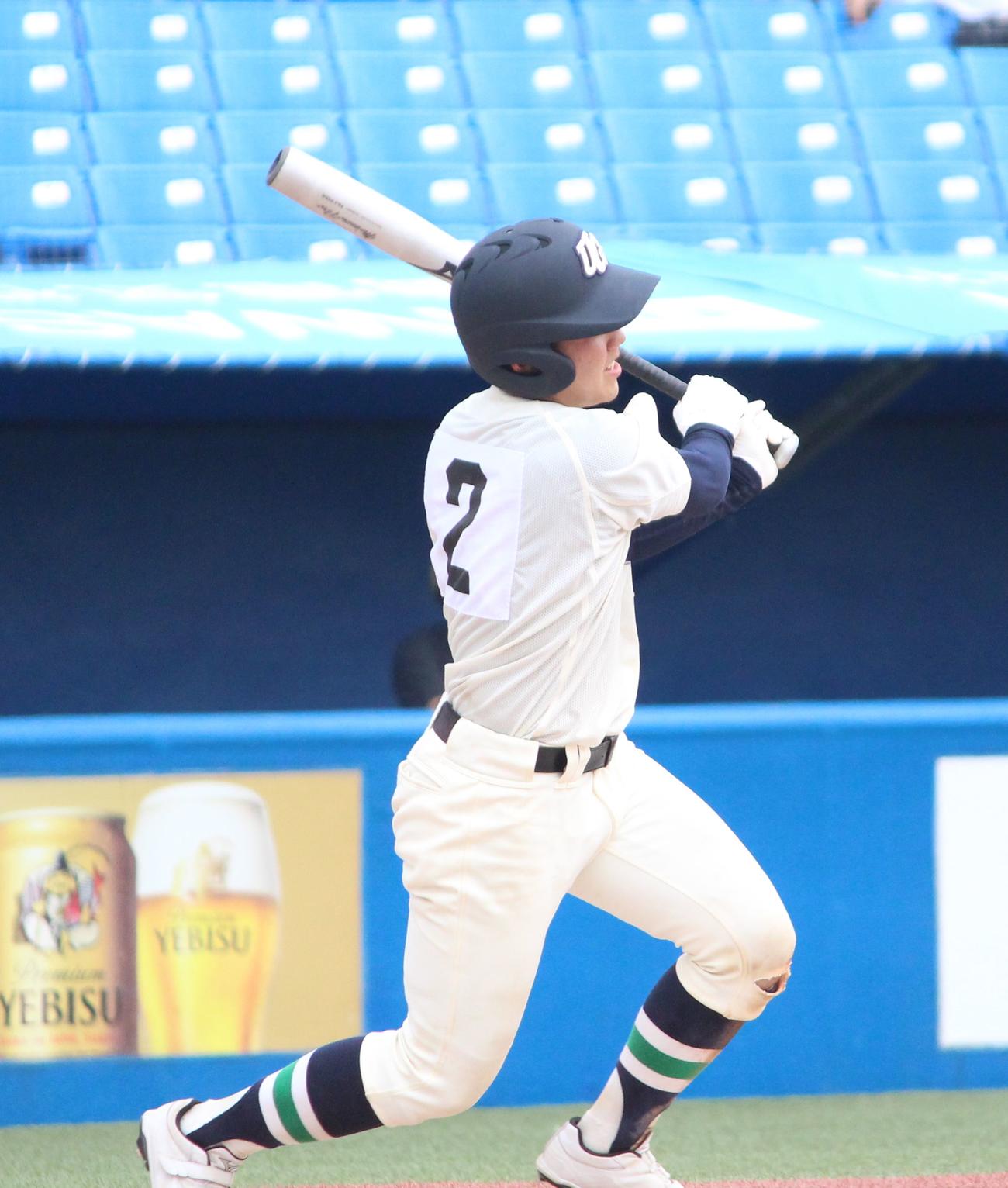 品川翔英対上野学園　3回裏上野学園2死二塁、適時二塁打を放つ大久保（撮影・保坂恭子）