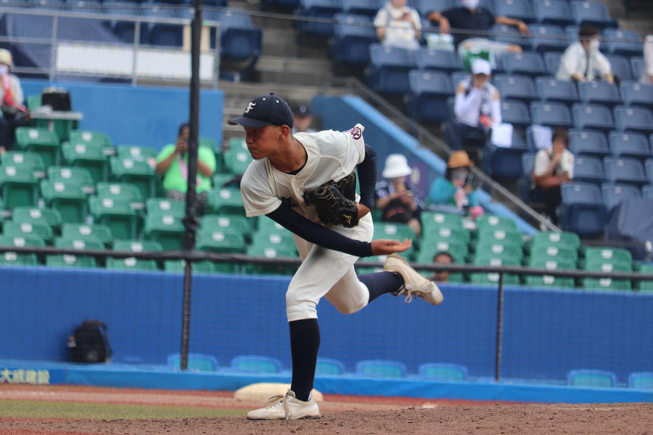 検見川対市船橋　2安打7三振で自身、初完封勝利を果たした市船橋の坂本（撮影・保坂淑子）