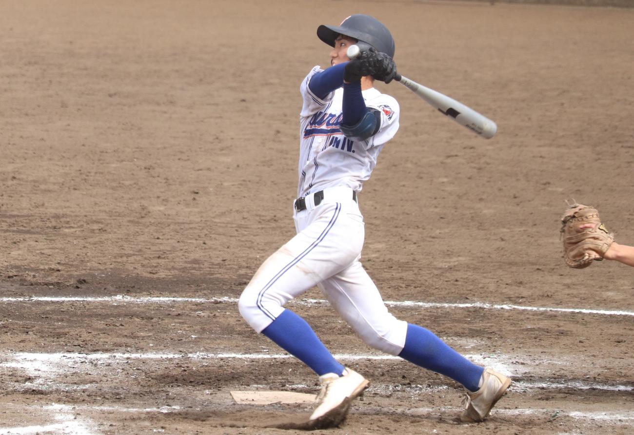 川崎北対鶴見大付　7回裏鶴見大付2死三塁、左中間へ勝ち越しの適時二塁打を放った高野（撮影・阿部泰斉）