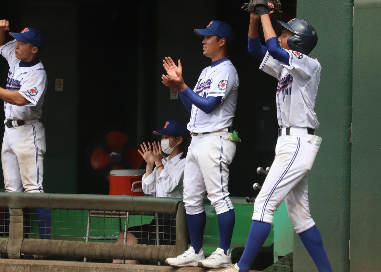 川崎北対鶴見大付　ベンチから声援を送る鶴見大付・加藤正志監督（撮影・阿部泰斉）