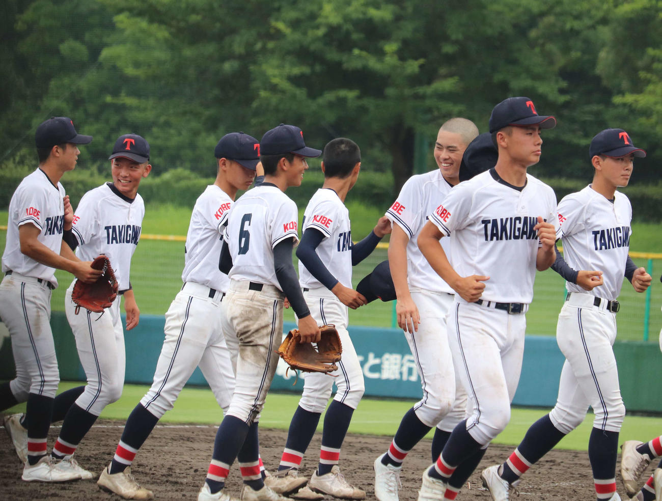 初戦を突破し笑顔の滝川二ナイン（撮影・竹本穂乃加）