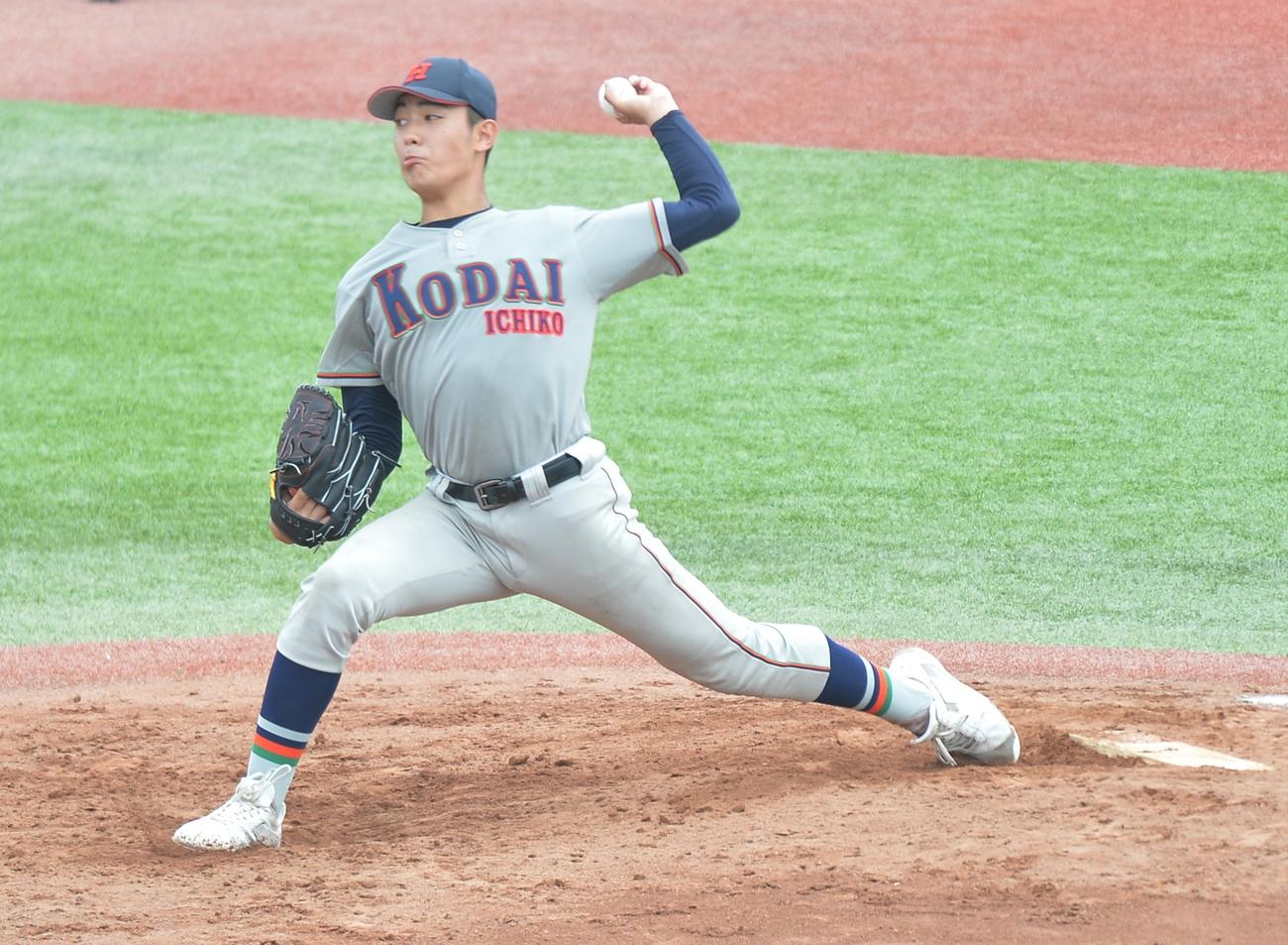 2番手で登板した1年生左腕の八戸工大一・金渕（撮影・佐藤究）