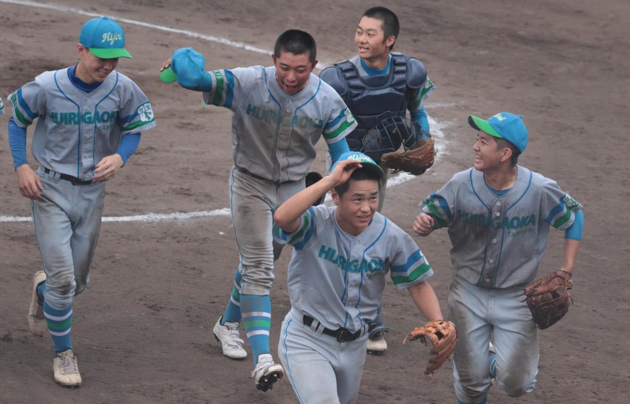 東農大一対多摩大聖ケ丘　初戦突破を決めて喜ぶ多摩大聖ケ丘の選手たち（撮影・藤塚大輔）