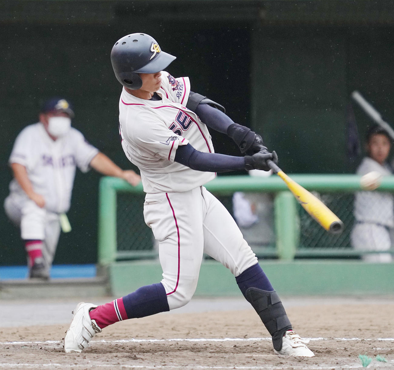 浦和西対聖望学園　4回裏聖望学園1死満塁、左越えに走者一掃の3点適時二塁打を放つ三井（撮影・菅敏）