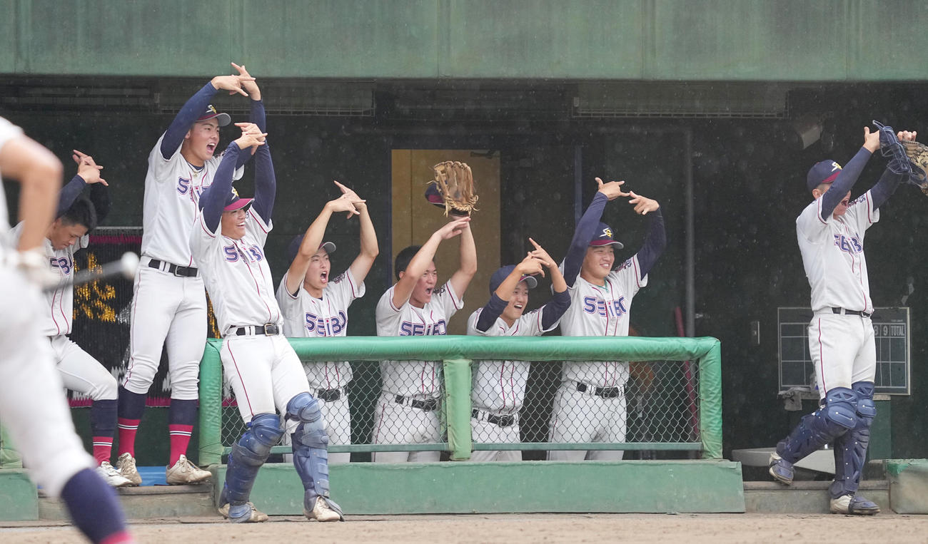 浦和西対聖望学園　4回裏聖望学園1死一、二塁、菅野の適時打に盛り上がる聖望学園ナイン（撮影・菅敏）