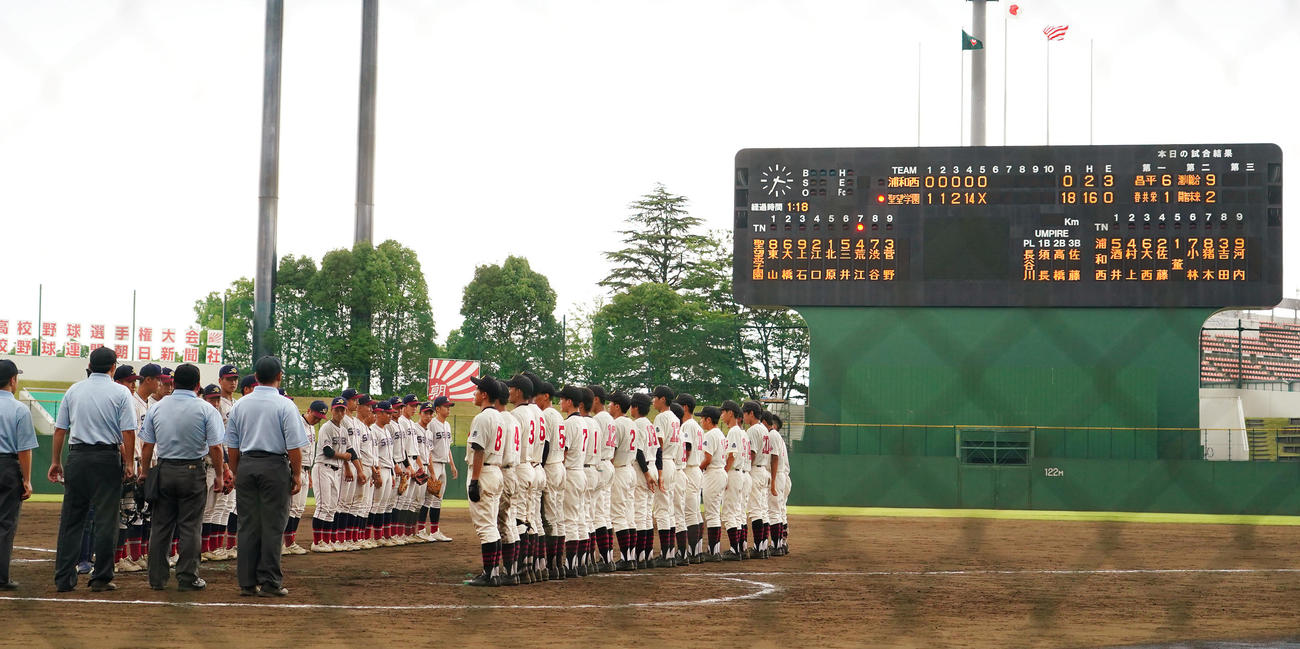 浦和西に5回コールドで破り、整列する聖望学園ナイン（左）（撮影・菅敏）