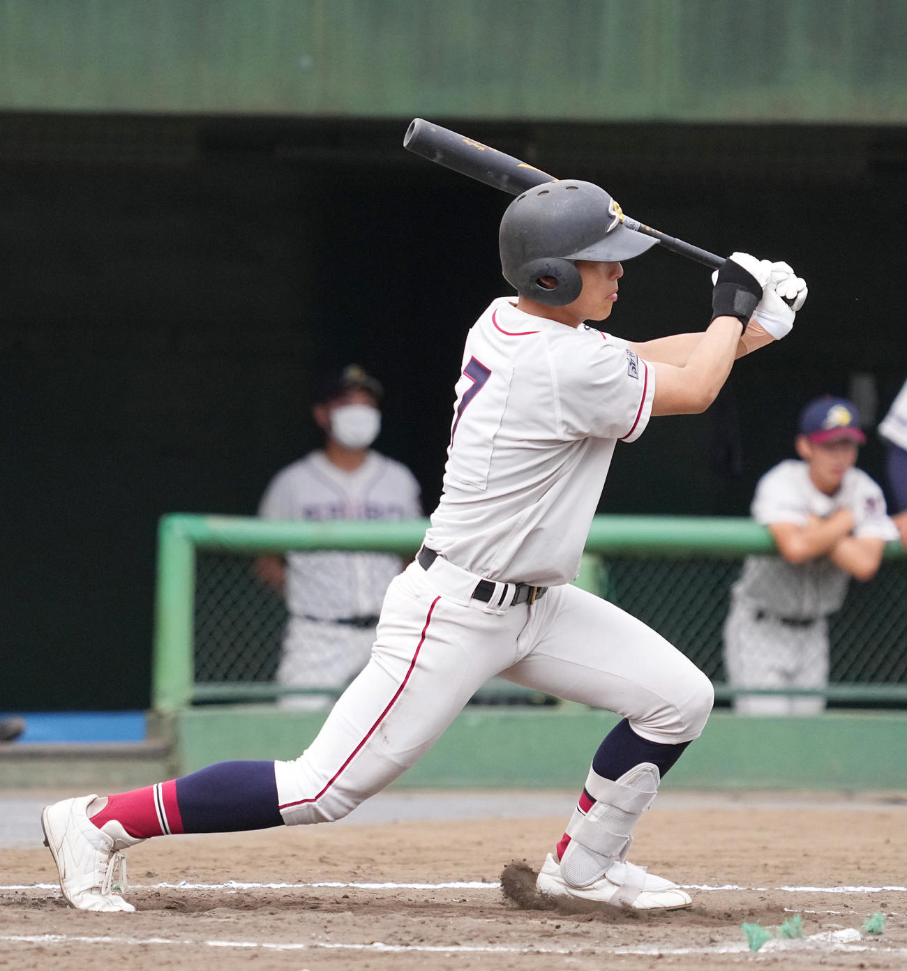 浦和西対聖望学園　3回裏聖望学園無死二塁、中適時二塁打を放つ上石（撮影・菅敏）