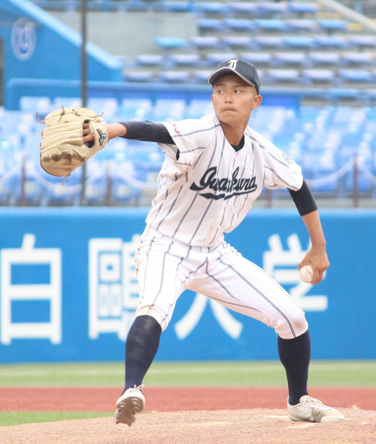 文京対岩倉　先発し力投する岩倉・徳元（撮影・保坂恭子）