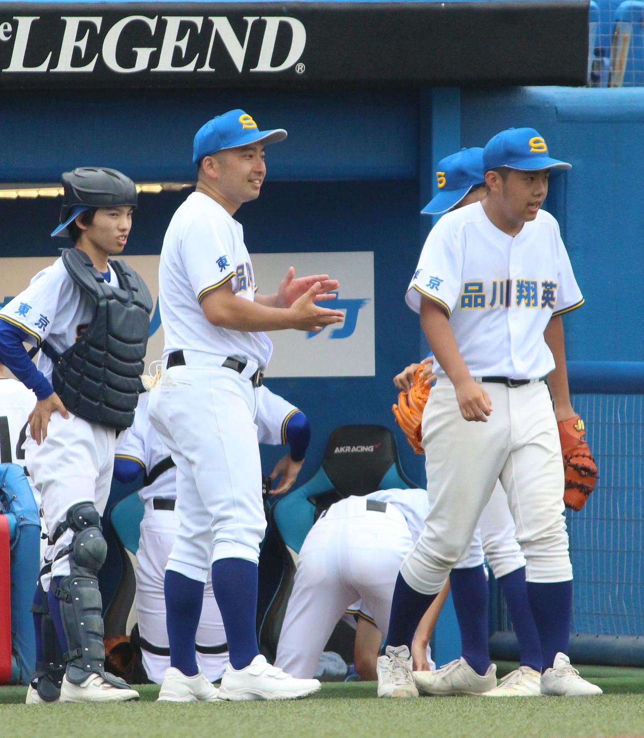 品川翔英対上野学園　選手を拍手で出迎える品川翔英・石田監督（左から2人目）（撮影・保坂恭子）