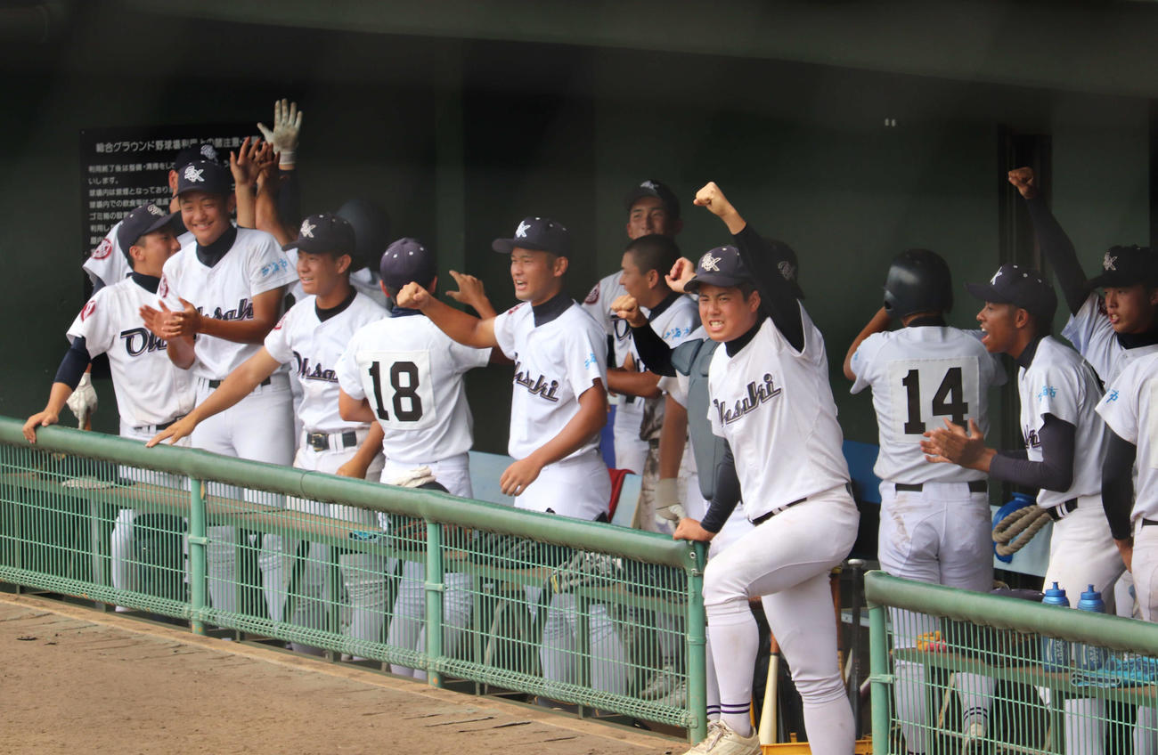 大崎対長崎工　8回、勝ち越し点を挙げ歓喜する大崎ナイン