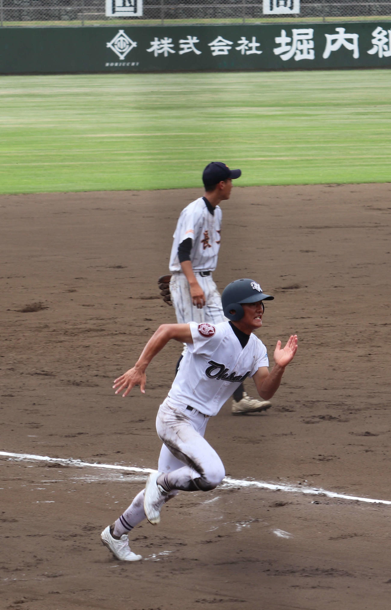長崎工戦の8回、大崎・山口の安打で勝ち越しの生還を果たす村田
