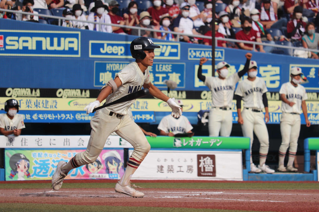 市川対習志野　8回、一死三塁から勝ち越しの右前適時打を放つ習志野・成嶋（撮影・保坂淑子）