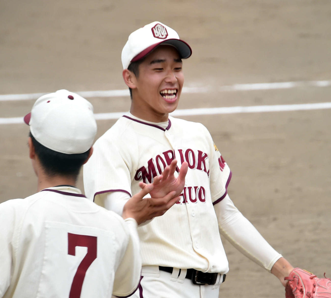 150キロ直球で三振を奪い笑顔で引き揚げる盛岡中央・斎藤（撮影・山田愛斗）